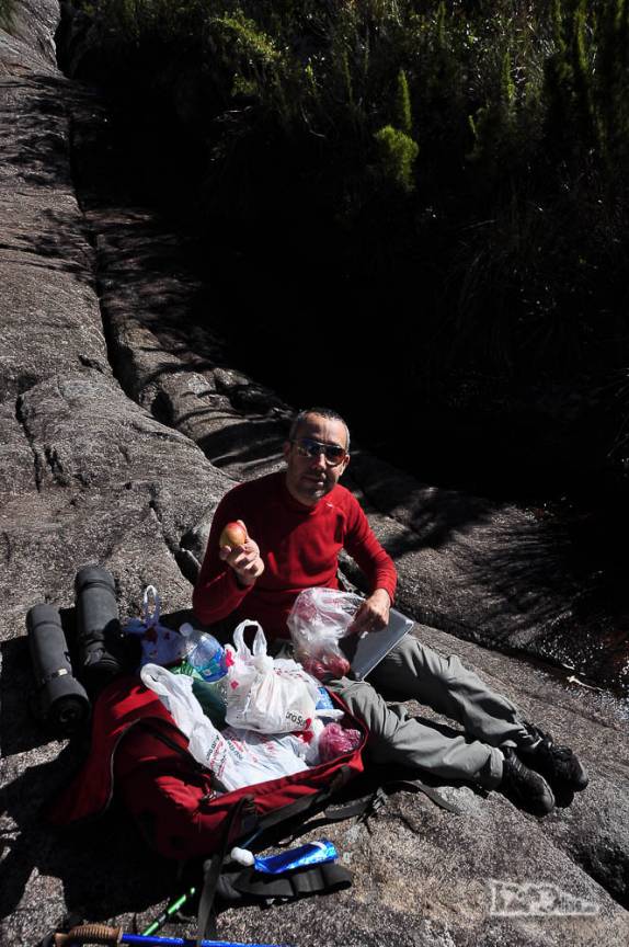 Lanchando aos pés da Cachoeirinha, no caminho entre o Castelo do Açu e a Pedra do Sino, no Parque Nacional da Serra dos Órgãos, no Rio de Janeiro